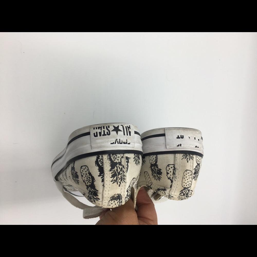 Converse Pineapple Print Low Tops Size Women’s 6 - image 2